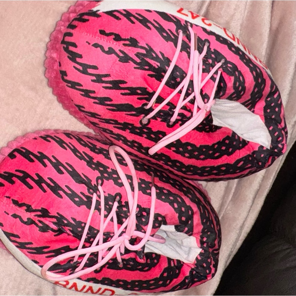 Yeezy plush slippers
